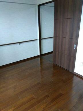 洋室です。約６帖ございます。可動間仕切りとなってますので、開けると隣のリビングと繋がり、より広々とご利用いただけます。