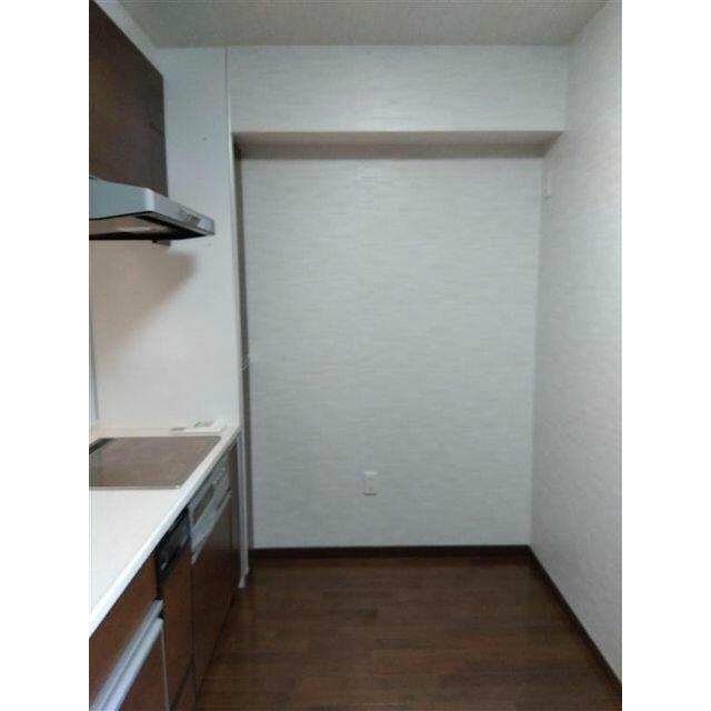 キッチン横に収納スペースがございます。キッチン用品等収納するのに便利です。