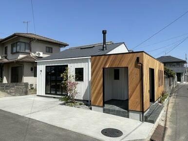屋根は葺き替え、外壁は張り替えました。