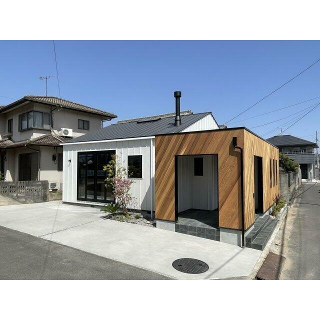 屋根は葺き替え、外壁は張り替えました。