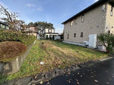 前面道路北側から撮影。