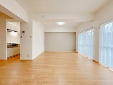 「LDK」別角度の写真です。正面のアクセントクロスがおしゃれなポイントです。