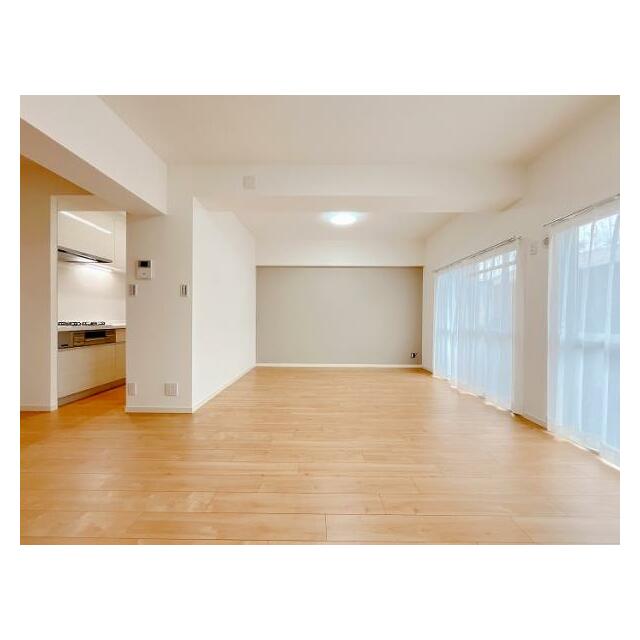 「LDK」別角度の写真です。正面のアクセントクロスがおしゃれなポイントです。