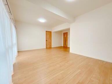 「LDK」バルコニーへ出られる窓にレースカーテンがございます。クロス張替え済、フロアタイル上張り済