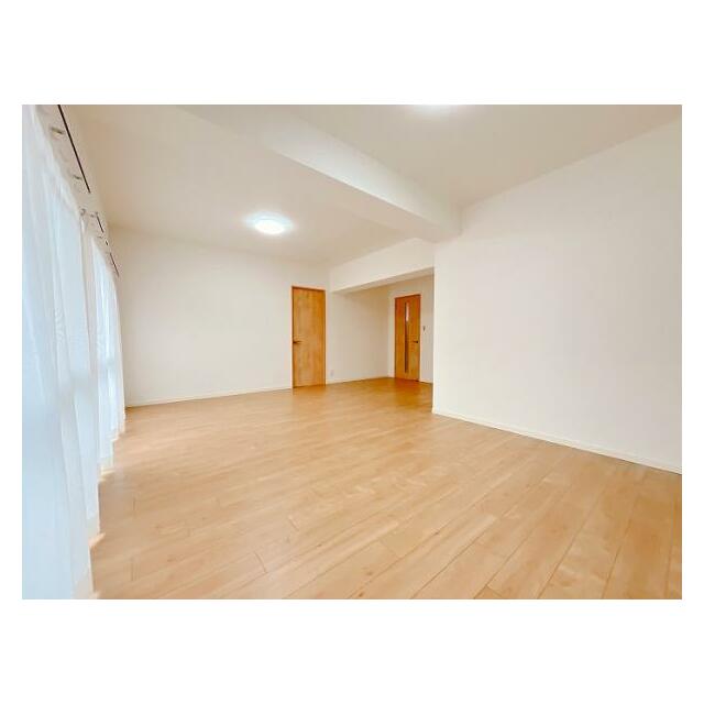 「LDK」バルコニーへ出られる窓にレースカーテンがございます。クロス張替え済、フロアタイル上張り済