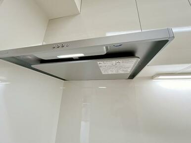 「キッチン設備」換気扇、新品交換済み。