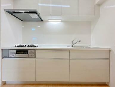 「キッチン」新品システムキッチンに交換済み、3口コンロ、換気扇、収納がございます。