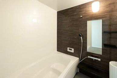 浴槽は足を伸ばしてゆっくりとくつろげます！日々の疲れを癒す広々なお風呂です！