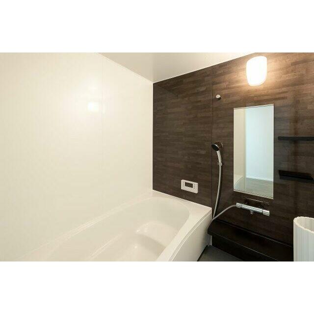 浴槽は足を伸ばしてゆっくりとくつろげます！日々の疲れを癒す広々なお風呂です！