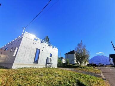 デザイン性あふれる建物。羊蹄山も見えます。