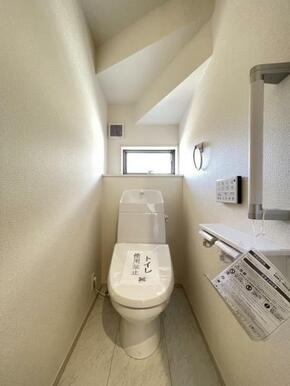 採光窓は臭い対策にもなって清潔な空間を保てます♪立ち上がりをサポートしてくれる手すりも完備！