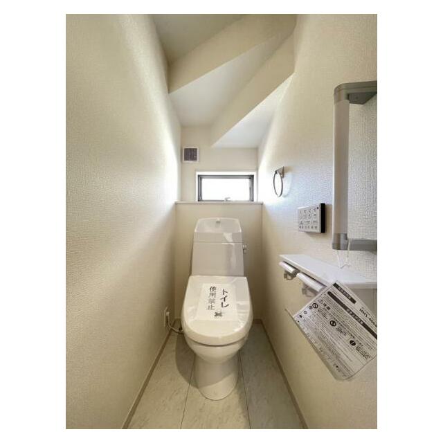 採光窓は臭い対策にもなって清潔な空間を保てます♪立ち上がりをサポートしてくれる手すりも完備！