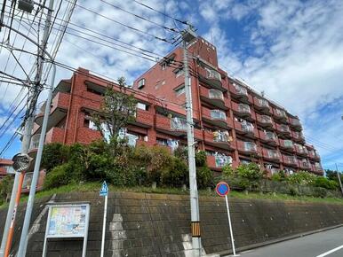 京浜急行電鉄逗子線「六浦」駅徒歩１３分に位置するマンション