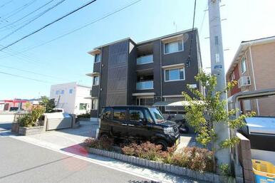 北側に駐車場をご用意（別途契約、空き状況はご確認下さい）