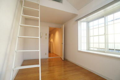 室内は木の温もりが優しいフローリングです♪