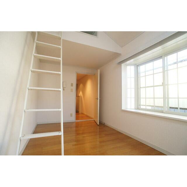 室内は木の温もりが優しいフローリングです♪