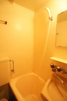 シャワー派には、使いやすいユニットバス。洗面台も完備！