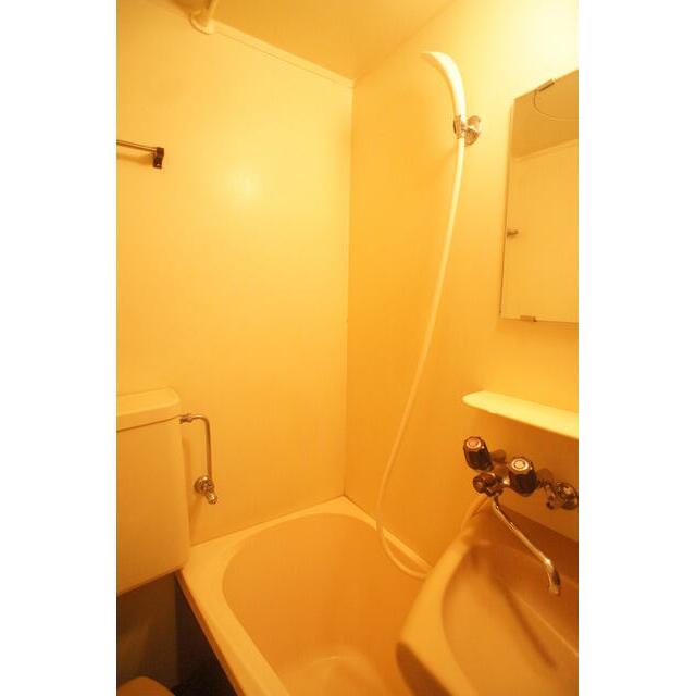 シャワー派には、使いやすいユニットバス。洗面台も完備！