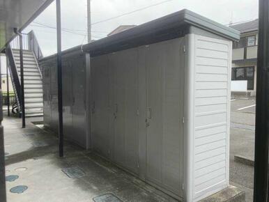 敷地内には専用の収納庫があり、シーズンオフ私物や車用品などを収納することができます。