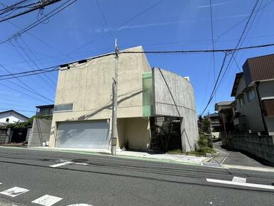 鉄筋コンクリート造の３階建です。