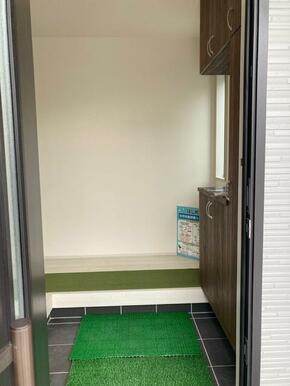 家族やゲストの笑顔が浮かんできそうな玄関（1号棟）