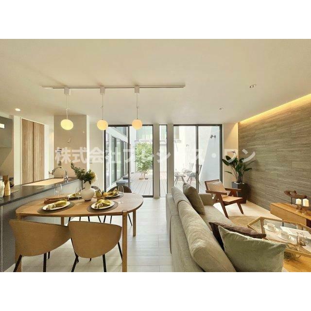 開放感とデザインの共存、我が家の室内を華やかに演出してくれる見事な空間です。時には家族の笑い声がこだ