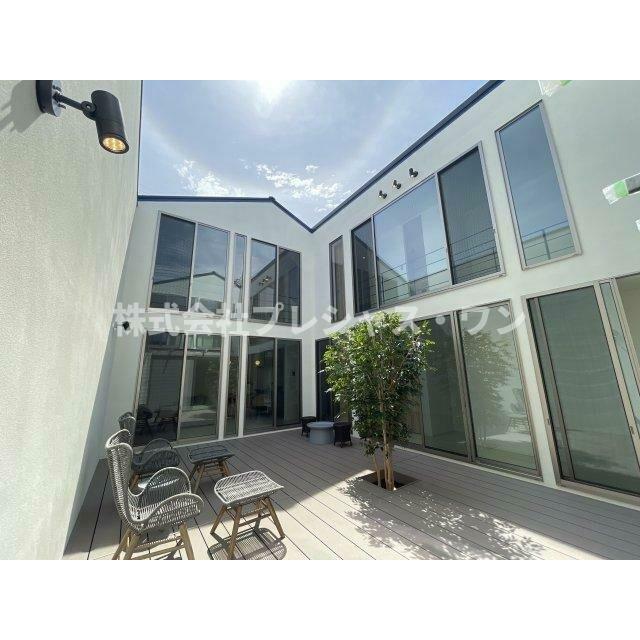 住宅の中央に広がったスカイコートは室内に自然光をあふれさせ、家のどこにいても空と共にある豊かな時間