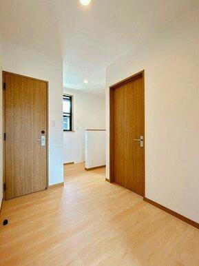 「２Ｆ」廊下の写真です。各部屋とつながっております。