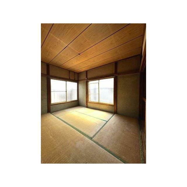 2方向から光が入る角部屋仕様。寝室や客間にも適した空間