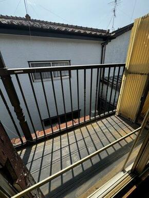 2階和室に面したL字型のバルコニー。日差しも十分に届きます