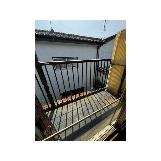 2階和室に面したL字型のバルコニー。日差しも十分に届きます
