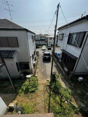 2階からの眺望。周囲は住宅街で、視界を遮る高い建物はありません