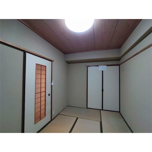 畳敷きの和室は、落ち着いた雰囲気を演出します。客間としてはもちろん、書斎や寝室としても活用できる空間