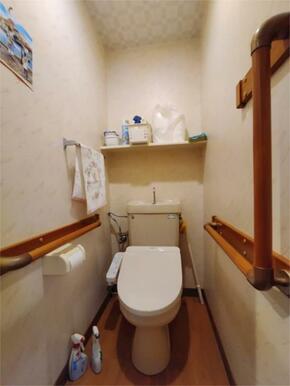 手すりが設置されたトイレは、安心してご利用いただける空間です。ウォシュレット機能付きで快適性にも配慮
