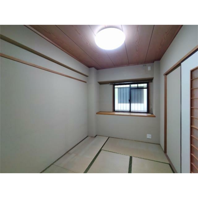 和の趣を感じる落ち着いた和室は、来客用やお子様の遊び場など多目的に使えます。窓から光が差し込む明るい