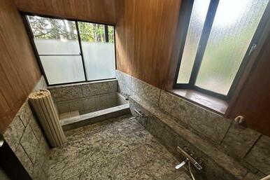 石貼りの浴室は手続き次第で温泉が引き込み可能