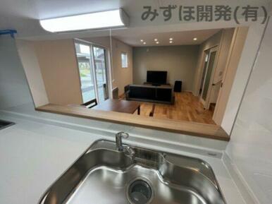 キッチンからはリビングダイニングを見渡せます。※家具配置はイメージです