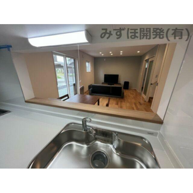 キッチンからはリビングダイニングを見渡せます。※家具配置はイメージです