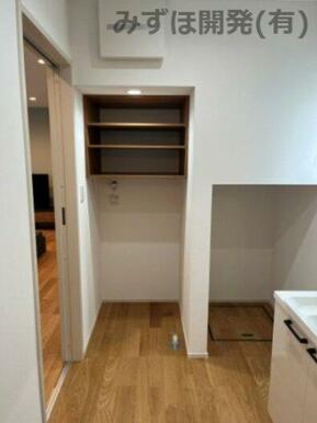 洗濯機置場の上部には棚が設置されていますので、洗剤などの収納に便利です