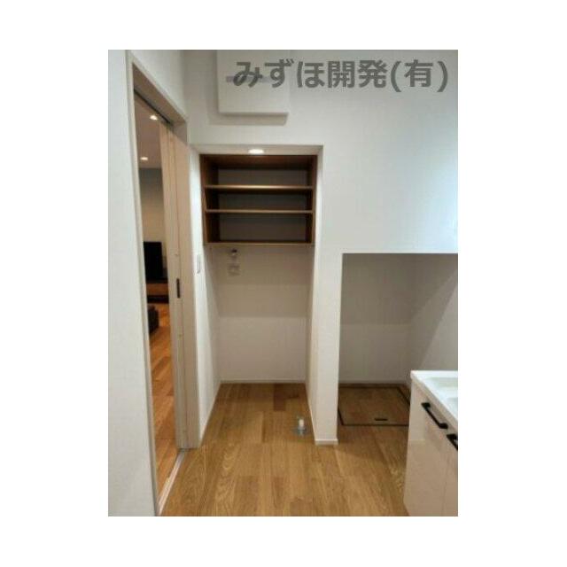 洗濯機置場の上部には棚が設置されていますので、洗剤などの収納に便利です