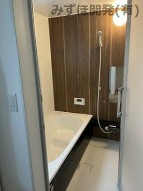 落ち着いた色の浴室で一日の疲れも癒されます