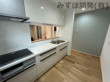 白を中心に配色され、清潔感のあるキッチンです