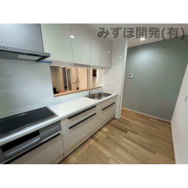 白を中心に配色され、清潔感のあるキッチンです