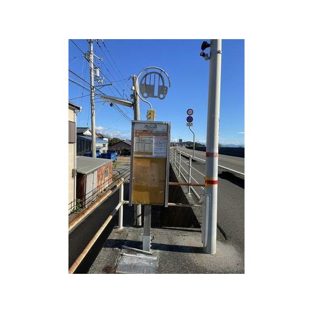 住宅から徒歩1分にバス停があると、非常に便利です。子供の通学や出勤にも安心ですね。