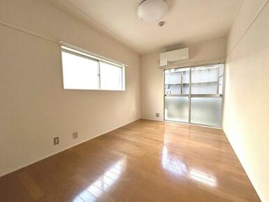 ２面採光の明るい室内