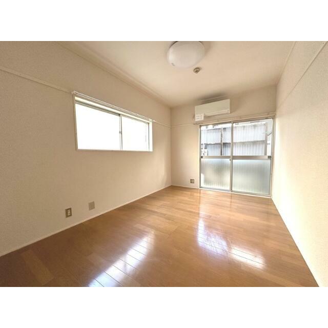 ２面採光の明るい室内