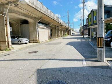 前面道路の幅員は約7ｍと広いですが、交通量はそんなに多くはありません！