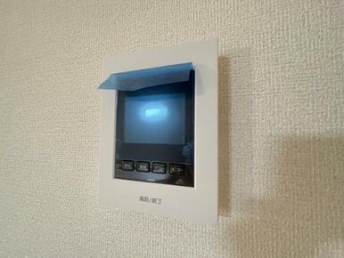 訪問者がひと目でわかるモニター付きインターホンを標準装備。お子さまのお留守番にも安心です！