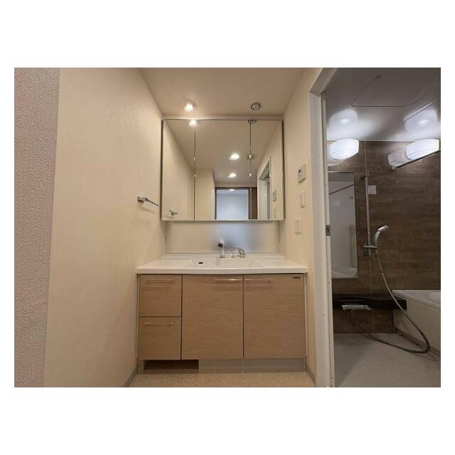 「脱衣所」3面鏡付き幅広の洗面台がございます。