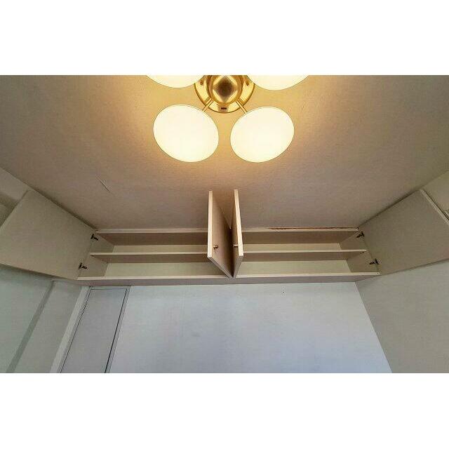 洋室1吊戸棚（照明器具撤去予定）